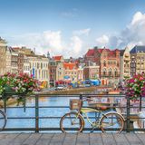 Wer möglichst wenig Steigungen sucht, um mit dem Rad einen neuen Ort zu erkunden und gleichzeitig noch gemeinsam mit vielen anderen Fahrradfahrern auf den Straßen – und Brücken – unterwegs sein möchte, der sollte auf Amsterdam setzen. Die niederländische Metropole ist mit einem Höhenunterschied von maximal 26 Metern die flachste Stadt in diesem Ranking – und verfügt dazu über ein breites Bikesharing-Angebot (1300 Stationen). Mit dem Rad können Besucher dann auf 515 Kilometern in und um die Stadt herum radeln, mit 183 Regentagen im Jahr könnte es dabei allerdings auch mal nass werden. 