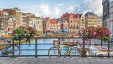 Wer möglichst wenig Steigungen sucht, um mit dem Rad einen neuen Ort zu erkunden und gleichzeitig noch gemeinsam mit vielen anderen Fahrradfahrern auf den Straßen – und Brücken – unterwegs sein möchte, der sollte auf Amsterdam setzen. Die niederländische Metropole ist mit einem Höhenunterschied von maximal 26 Metern die flachste Stadt in diesem Ranking – und verfügt dazu über ein breites Bikesharing-Angebot (1300 Stationen). Mit dem Rad können Besucher dann auf 515 Kilometern in und um die Stadt herum radeln, mit 183 Regentagen im Jahr könnte es dabei allerdings auch mal nass werden. 