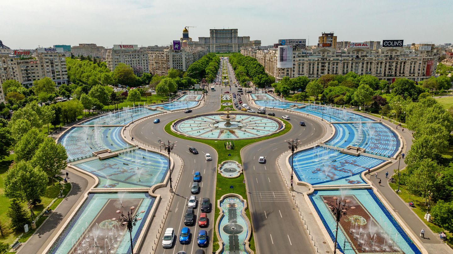 Platz 7: Bukarest, Rumänien Bukarest ist sozusagen der Underdog in diesem Ranking. Die Hauptstadt Rumäniens hat deutlich weniger Bikesharing-Stationen als alle anderen Städte (22) und baut auch das Radwegenetz erst aus (122 Kilometer). Trotzdem ist die Infrastruktur in der Stadt äußerst radfreundlich und die natürlichen Gegebenheiten – 103 Regentage pro Jahr und 68 Meter Höhenunterschied – bieten ebenfalls gute Bedingungen für einen schönen Radtrip.