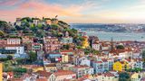 Zugegeben, Lissabon ist nicht gerade dafür bekannt, besonders ebenerdig zu sein. Mit 219 Metern Höhenunterschied landet die beliebte portugiesische Stadt aber im guten Mittelfeld, wenn es um Radfreundlichkeit geht. Auf insgesamt 200 Kilometern Strecke können Fahrradfahrer die Metropole erkunden, wer kein eigenes Rad hat kann sich eines an den 140 Bikesharing-Stationen ausleihen. Regentage pro Jahr gibt es durchschnittlich 112. 