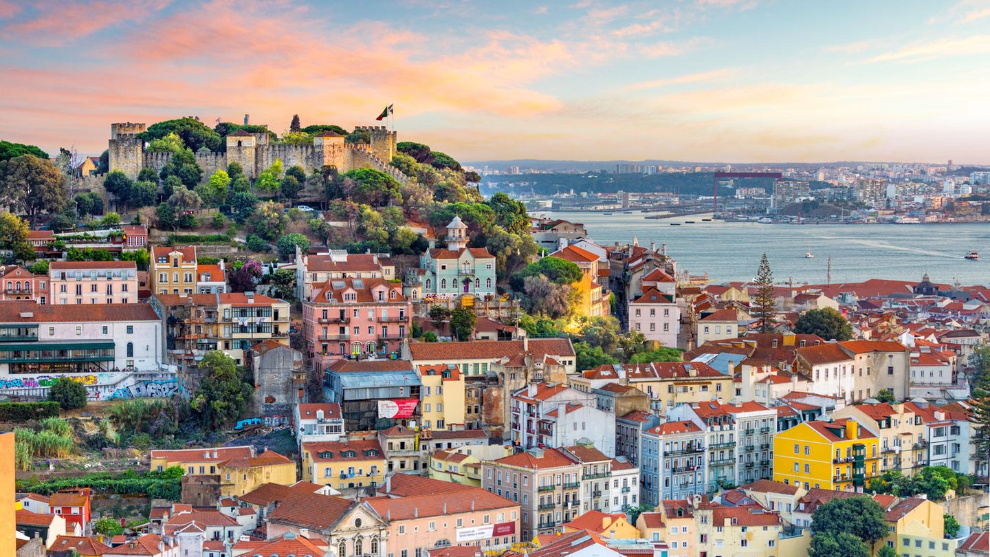 Platz 8: Lissabon, Portugal Zugegeben, Lissabon ist nicht gerade dafür bekannt, besonders ebenerdig zu sein. Mit 219 Metern Höhenunterschied landet die beliebte portugiesische Stadt aber im guten Mittelfeld, wenn es um Radfreundlichkeit geht. Auf insgesamt 200 Kilometern Strecke können Fahrradfahrer die Metropole erkunden, wer kein eigenes Rad hat kann sich eines an den 140 Bikesharing-Stationen ausleihen. Regentage pro Jahr gibt es durchschnittlich 112.