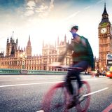 794 Bikesharing-Stationen gibt es in ganz London. Damit finden Radfahrer an vielen Orten ein geeignetes Fahrrad, um die britische Stadt und ihre insgesamt 350 Kilometer Radweg zu erkunden. Dabei kann es zu einem Höhenunterschied von 271 Metern kommen – und an durchschnittlich 141 Tagen im Jahr wird eine Regenjacke empfohlen. 