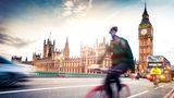 794 Bikesharing-Stationen gibt es in ganz London. Damit finden Radfahrer an vielen Orten ein geeignetes Fahrrad, um die britische Stadt und ihre insgesamt 350 Kilometer Radweg zu erkunden. Dabei kann es zu einem Höhenunterschied von 271 Metern kommen – und an durchschnittlich 141 Tagen im Jahr wird eine Regenjacke empfohlen. 