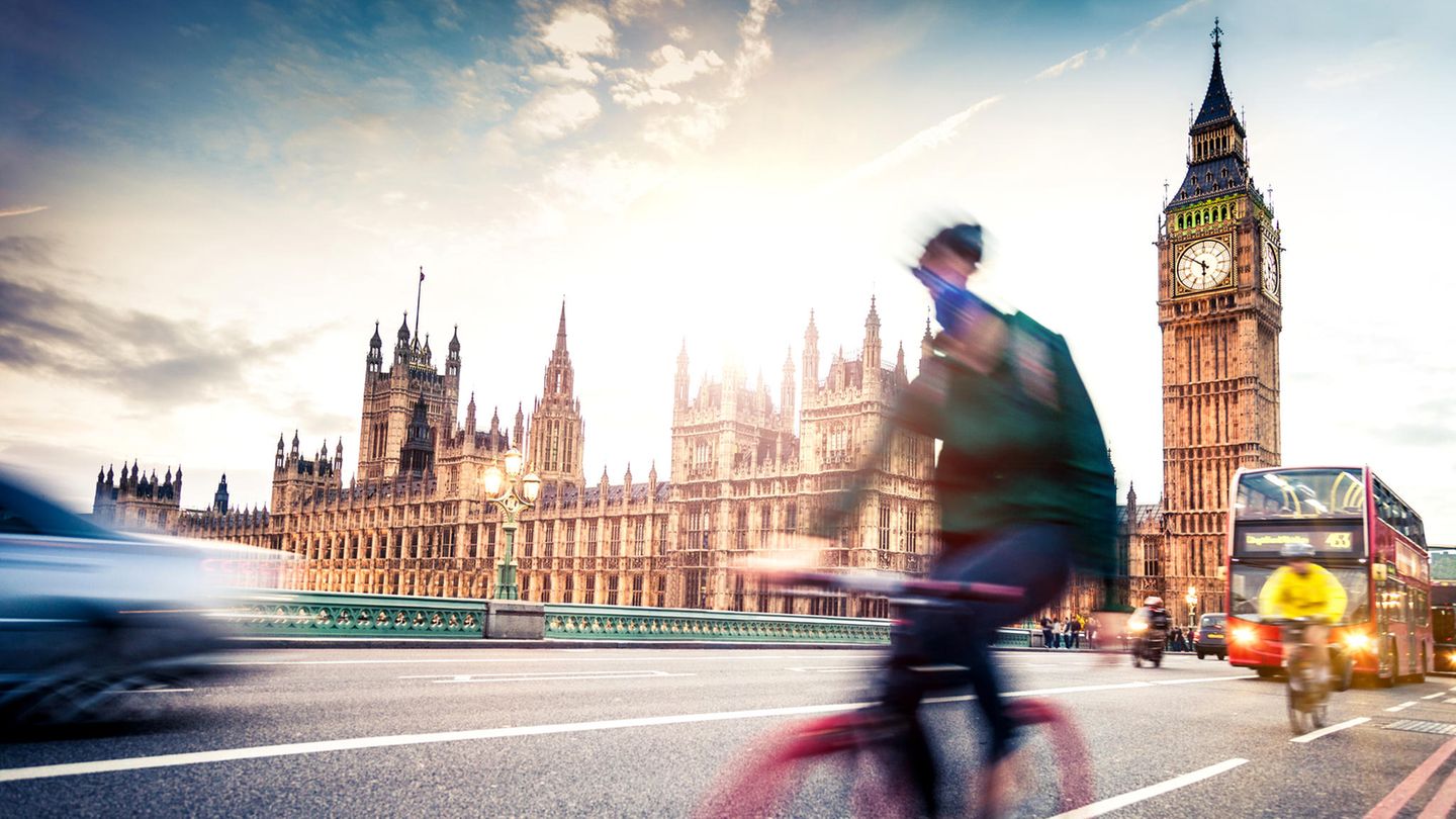 794 Bikesharing-Stationen gibt es in ganz London. Damit finden Radfahrer an vielen Orten ein geeignetes Fahrrad, um die britische Stadt und ihre insgesamt 350 Kilometer Radweg zu erkunden. Dabei kann es zu einem Höhenunterschied von 271 Metern kommen – und an durchschnittlich 141 Tagen im Jahr wird eine Regenjacke empfohlen. 