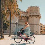 Mit dem Rad vorbei an Palmen, Stränden und historischen Gebäuden fahren, im Nacken die strahlende Sonne, im Ohr der Lieblingssong – eine Radtour durch Valencia lohnt sich aus vielen Gründen. Mit nur 106 Regentagen im Jahr und einem Streckennetz von insgesamt 150 Kilometern bietet die spanische Küstenstadt gute Bedingungen für eine Radreise. Radfahrer sollten allerdings nicht allzu leicht aus der Puste kommen – es erwartet sie ein Höhenunterschied von bis zu 352 Metern. 