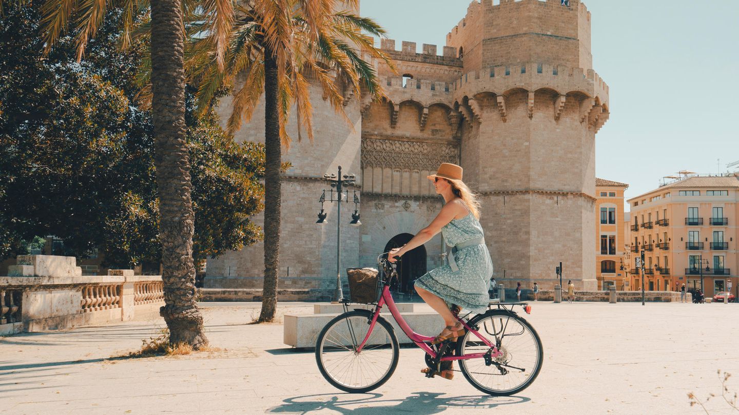 Mit dem Rad vorbei an Palmen, Stränden und historischen Gebäuden fahren, im Nacken die strahlende Sonne, im Ohr der Lieblingssong – eine Radtour durch Valencia lohnt sich aus vielen Gründen. Mit nur 106 Regentagen im Jahr und einem Streckennetz von insgesamt 150 Kilometern bietet die spanische Küstenstadt gute Bedingungen für eine Radreise. Radfahrer sollten allerdings nicht allzu leicht aus der Puste kommen – es erwartet sie ein Höhenunterschied von bis zu 352 Metern. 