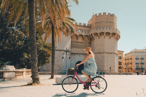 Mit dem Rad vorbei an Palmen, Stränden und historischen Gebäuden fahren, im Nacken die strahlende Sonne, im Ohr der Lieblingssong – eine Radtour durch Valencia lohnt sich aus vielen Gründen. Mit nur 106 Regentagen im Jahr und einem Streckennetz von insgesamt 150 Kilometern bietet die spanische Küstenstadt gute Bedingungen für eine Radreise. Radfahrer sollten allerdings nicht allzu leicht aus der Puste kommen – es erwartet sie ein Höhenunterschied von bis zu 352 Metern. 