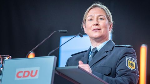 Claudia Pechstein in Uniform beim CDU-Konvent
