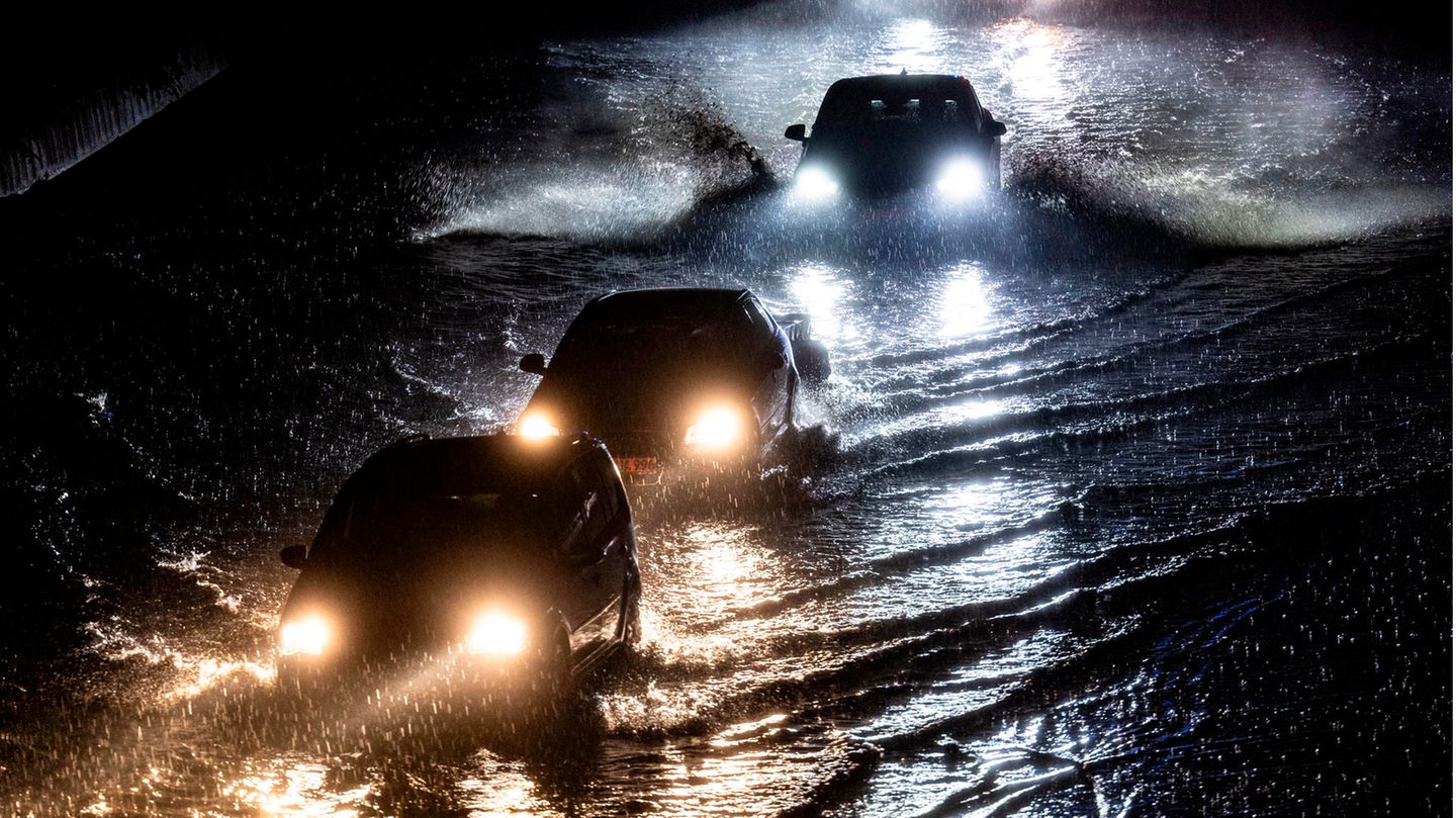 Deutschland Während des Unwetters am Nachmittag und Abend des 23. Juni brachte Tief "Lambert" vor allem im Westen Deutschlands reichlich Regen mit sich. Die bundesweit höchsten Werte wurden nach Angaben des Deutschen Wetterdienstes (DWD) im nordrhein-westfälischen Sassendorf verzeichnet, wo innerhalb von 24 Stunden 102 Liter Niederschlag pro Quadratmeter vom Himmel prasselten. Auch Gelsenkirchen und Dortmund waren mit 95 beziehungsweise 94 Litern pro Quadratmeter besonders betroffen. Teilabschnitte der Autobahn A59 in Duisburg (im Bild) sind am Abend nach stundenlangen Regenfällen überschwemmt, Autos fahren durch die Wassermassen. Bei weitem nicht das erste Extremwetter des Jahres, das sich mit dem Klimawandel erklären lässt.
