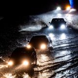 Während des Unwetters am Nachmittag und Abend des 23. Juni brachte Tief "Lambert" vor allem im Westen Deutschlands reichlich Regen mit sich. Die bundesweit höchsten Werte wurden nach Angaben des Deutschen Wetterdienstes (DWD) im nordrhein-westfälischen Sassendorf verzeichnet, wo innerhalb von 24 Stunden 102 Liter Niederschlag pro Quadratmeter vom Himmel prasselten. Auch Gelsenkirchen und Dortmund waren mit 95 beziehungsweise 94 Litern pro Quadratmeter besonders betroffen. Teilabschnitte der Autobahn A59 in Duisburg (im Bild) sind am Abend nach stundenlangen Regenfällen überschwemmt, Autos fahren durch die Wassermassen. Bei weitem nicht das erste Extremwetter des Jahres, das sich mit dem Klimawandel erklären lässt.