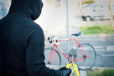 Airtag Fahrrad: Ein Mann will ein Fahrrad klauen