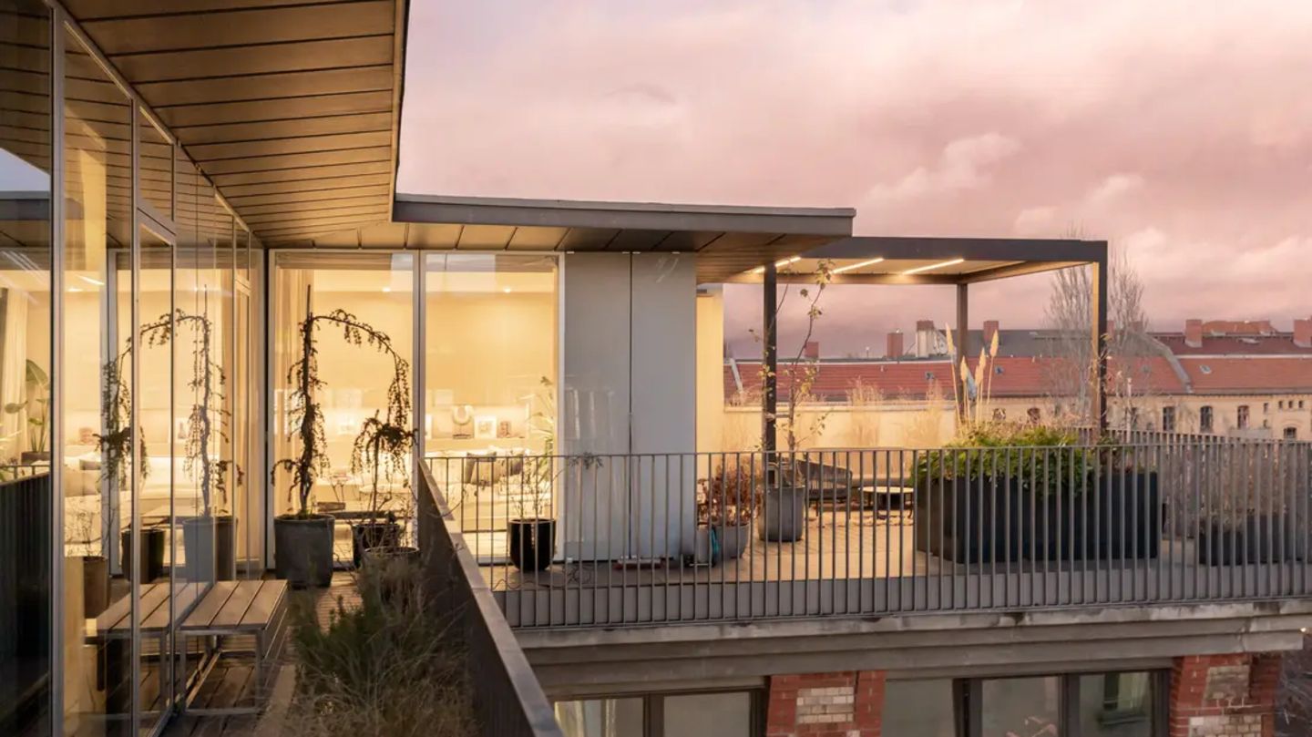 Bis 19.500 Euro kalt: 10. Platz: Berlin, 11.500 Euro kalt im Monat Das Penthouse im Prenzlauer Berg hat fünf Zimmer und 384 Quadratmeter Fläche. Und die Dachterrasse ist auch nicht schlecht. 10. Platz: Berlin, 11.500 Euro kalt im Monat Das Penthouse im Prenzlauer Berg hat fünf Zimmer und 384 Quadratmeter Fläche. Und die Dachterrasse ist auch nicht schlecht.