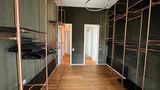 In einer Stadt wie Frankfurt besonders wichtig: genug Platz für die Business-Garderobe. Bei 500 Quadratmeter Wohnfläche kein Problem.