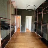 In einer Stadt wie Frankfurt besonders wichtig: genug Platz für die Business-Garderobe. Bei 500 Quadratmeter Wohnfläche kein Problem.