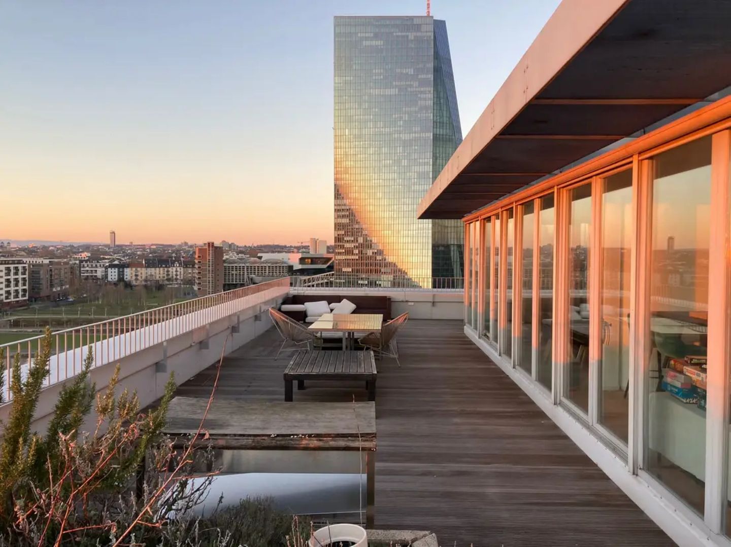 8. Platz: Frankfurt, 12.000 Euro kalt  "Exklusives Rooftop Ensemble" mit Blick über Frankfurt. Hier können Sie beim Sundowner den Bankern im Büroturm nebenan zuprosten.