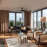 ...Und auch drinnen gibt es bei insgesamt 188 Quadratmeter Fläche genug Sitzmöglichkeiten.