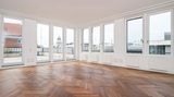 Sieben Zimmer und vier Terrassen summieren sich laut Immo-Anzeige zu einer "geradezu majestätischen Fläche von ca. 1000 qm".