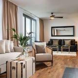 Der gewerbliche Vermieter hinter den beiden Angeboten hat die Möbel offenbar gleich in einem Rutsch gekauft.