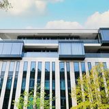 Das Apartment besteht laut Anzeige aus einem Vollgeschoss und zwei weiteren Penthäusern. Und auf der Dachterrasse...