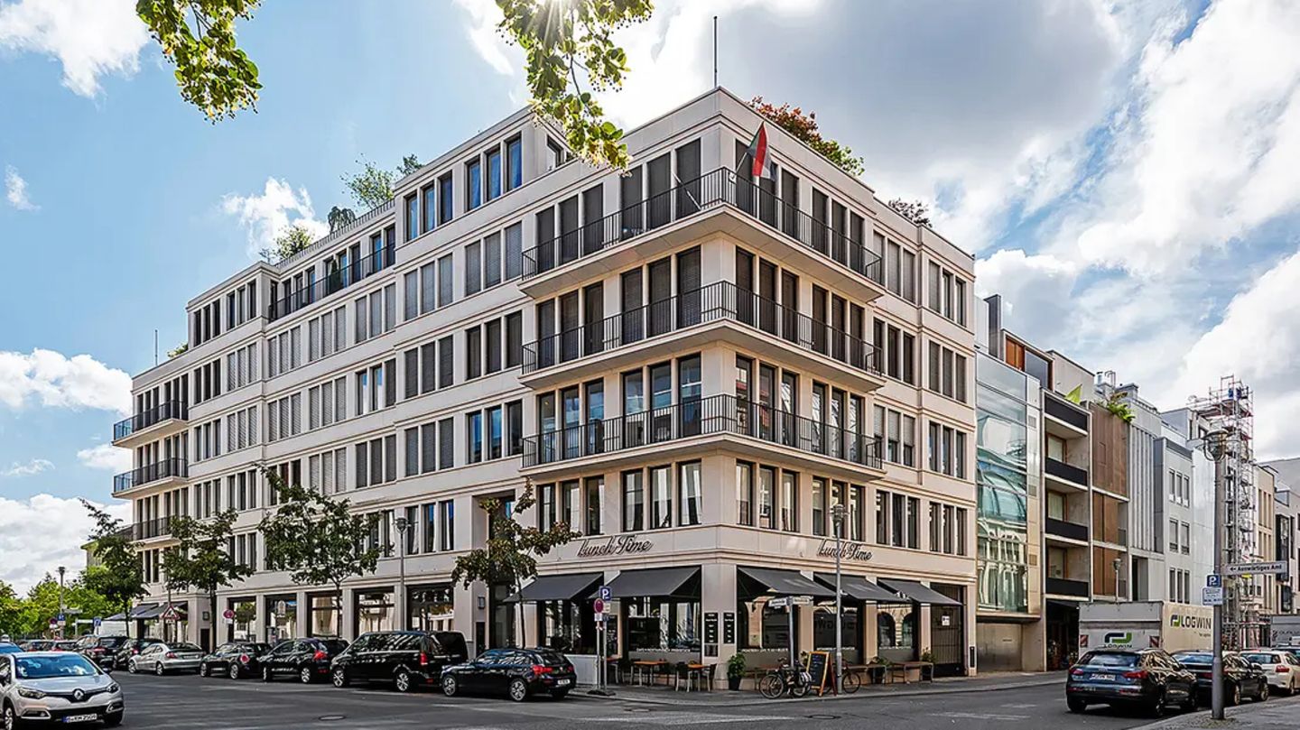 Platz 2: Berlin-Mitte, 17.000 Euro kalt  In der Nachbarschaft des Auswärtigen Amtes gibt es 706 Quadratmeter Wohnfläche an der Spitze dieses Gebäudes zu mieten.
