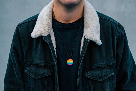 Mann mit Regenbogenanhänger