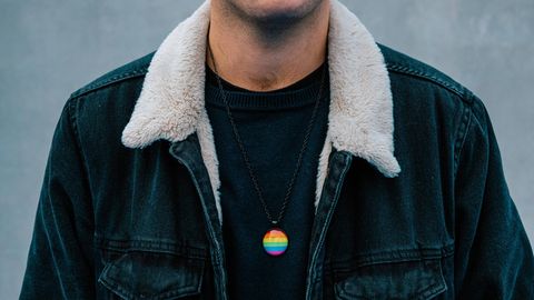 Mann mit Regenbogenanhänger