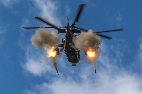 Der Ka-52 ist an seinen zwie Rotoren zu erkennen. 