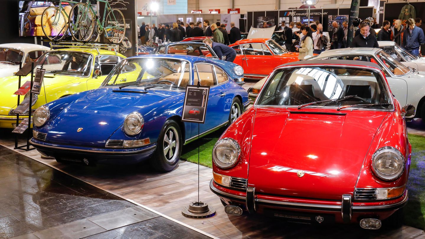 Oldtimer-Autos sind auf einer Messe ausgestellt