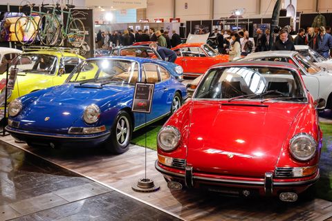 Oldtimer-Autos sind auf einer Messe ausgestellt
