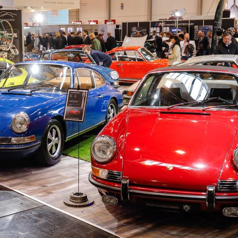 Oldtimer-Autos sind auf einer Messe ausgestellt