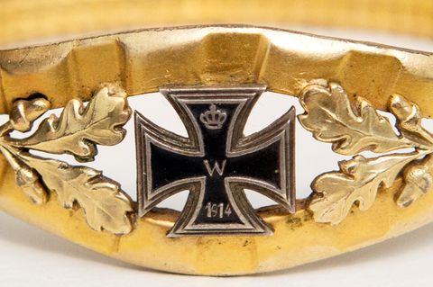 Goldener Armring verziert mit dem eisernen Kreuz