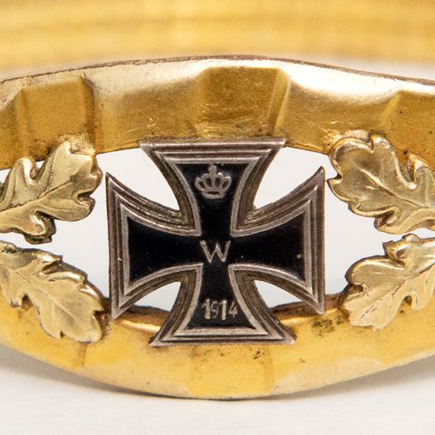 Goldener Armring verziert mit dem eisernen Kreuz