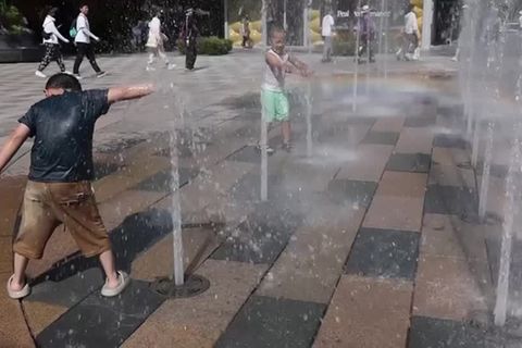 Video: Höchste Hitzewarnstufe in Peking ausgerufen - Wieder 40 Grad