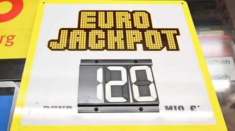 Eine Werbetafel für das Glücksspiel Euro Jackpot steht an einer Annahmestelle