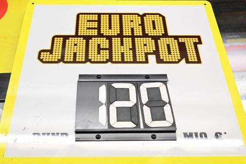 Eine Werbetafel für das Glücksspiel Euro Jackpot steht an einer Annahmestelle