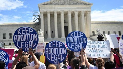 Menschen protestieren für ein Recht auf Abtreibung vor dem Obersten Gerichtshof