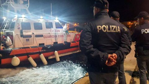 Mitarbeiter der Küstenwache warten auf Lampedusa auf ein Boot, das Leichen von Bootsflüchtlingen an Land bringen soll. Bei einem Einsatz im Februar konnten jene acht Menschen nicht gerettet werden.