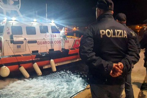 Mitarbeiter der Küstenwache warten auf Lampedusa auf ein Boot, das Leichen von Bootsflüchtlingen an Land bringen soll. Bei einem Einsatz im Februar konnten jene acht Menschen nicht gerettet werden.