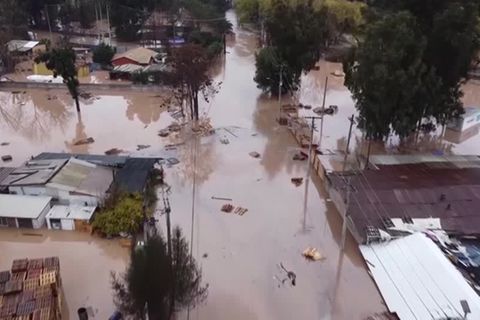 Video: Chile: Hochwasser bringt Einwohner der Hauptstadt in Bedrängnis