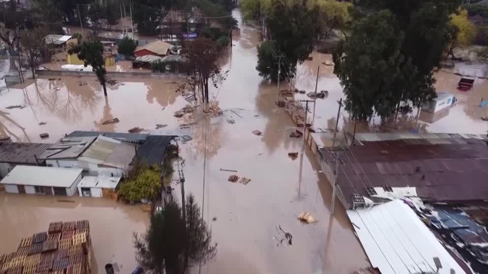 Video: Chile: Hochwasser bringt Einwohner der Hauptstadt in Bedrängnis