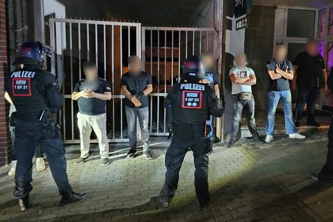 Polizisten bewachen mutmaßliche Teilnehmer einer Schlägerei in der Essener Innenstadt. In der Nacht zum Samstag vergangene Woche ist es dort zu gewalttätigen Auseinandersetzungen zwischen Syrern und Libanesen. 