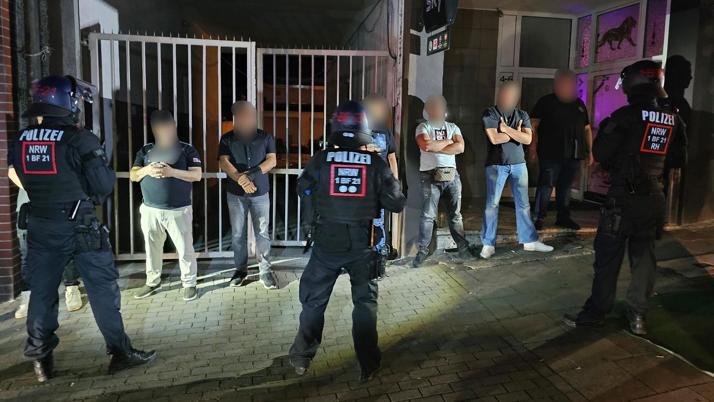 Polizisten bewachen mutmaßliche Teilnehmer einer Schlägerei in der Essener Innenstadt. In der Nacht zum Samstag vergangene Woche ist es dort zu gewalttätigen Auseinandersetzungen zwischen Syrern und Libanesen. 