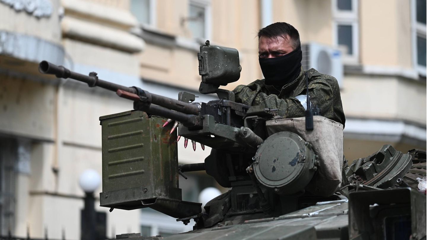 Rebellion in Russland: Ein Söldner der Wagner-Gruppe sitzt in Rostow in einem gepanzerten Fahrzeug. Wagner hat Teile der russischen Stadt am Samstag besetzt. Ein Söldner der Wagner-Gruppe sitzt in Rostow in einem gepanzerten Fahrzeug. Wagner hat Teile der russischen Stadt am Samstag besetzt.