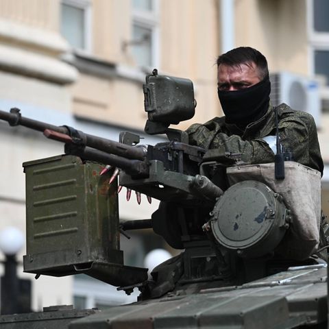 Ein Söldner der Wagner-Gruppe sitzt in Rostow in einem gepanzerten Fahrzeug. Wagner hat Teile der russischen Stadt am Samstag besetzt.