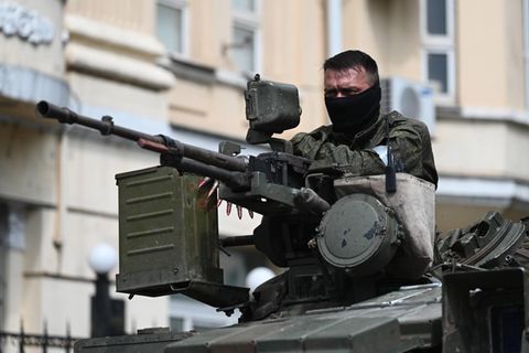 Ein Söldner der Wagner-Gruppe sitzt in Rostow in einem gepanzerten Fahrzeug. Wagner hat Teile der russischen Stadt am Samstag besetzt.