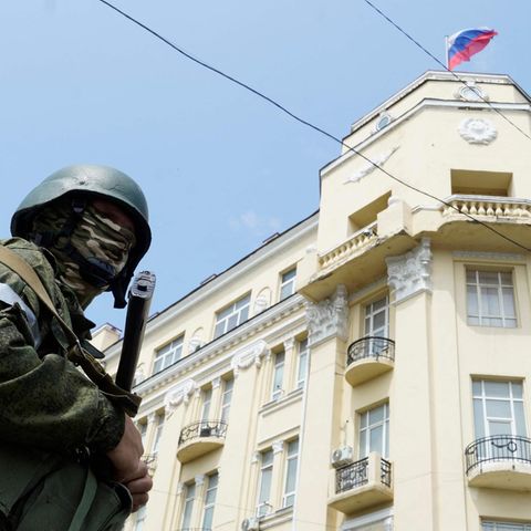 Ein Söldner der Wagner-Gruppe steht am Samstag vor einem Gebäude in Rostow am Dom. Wagner hatte die Millionenstadt unweit der Ukraine am Samstag besetzt.