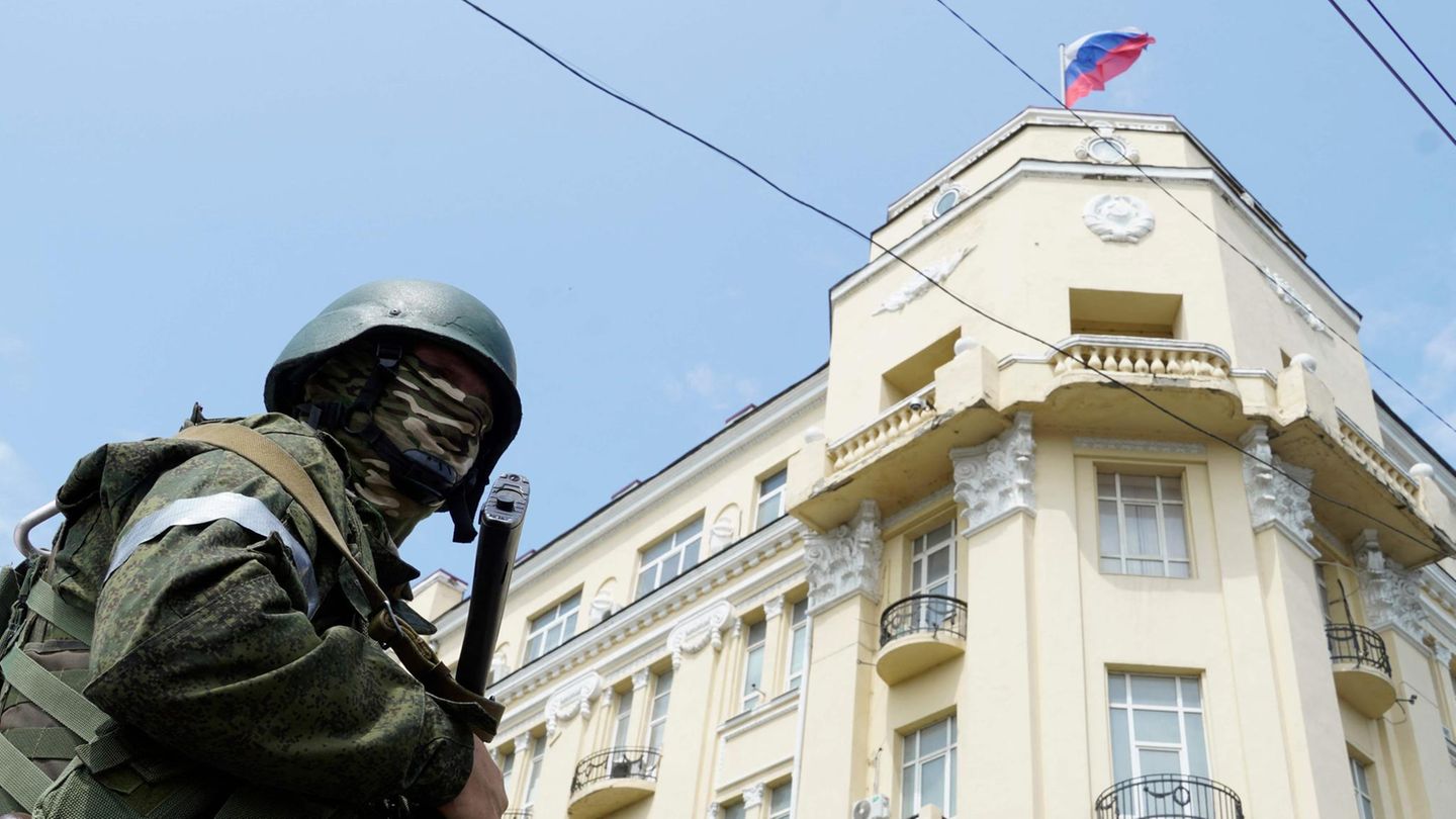 Ein Söldner der Wagner-Gruppe steht am Samstag vor einem Gebäude in Rostow am Dom. Wagner hatte die Millionenstadt unweit der Ukraine am Samstag besetzt.