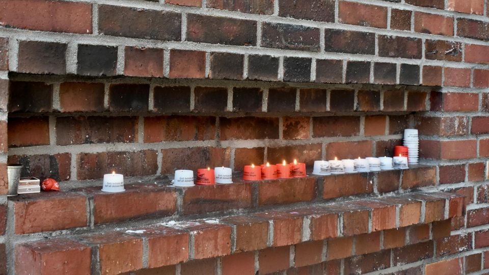 Brennende Kerzen in der Autobahnkirche Medenbach