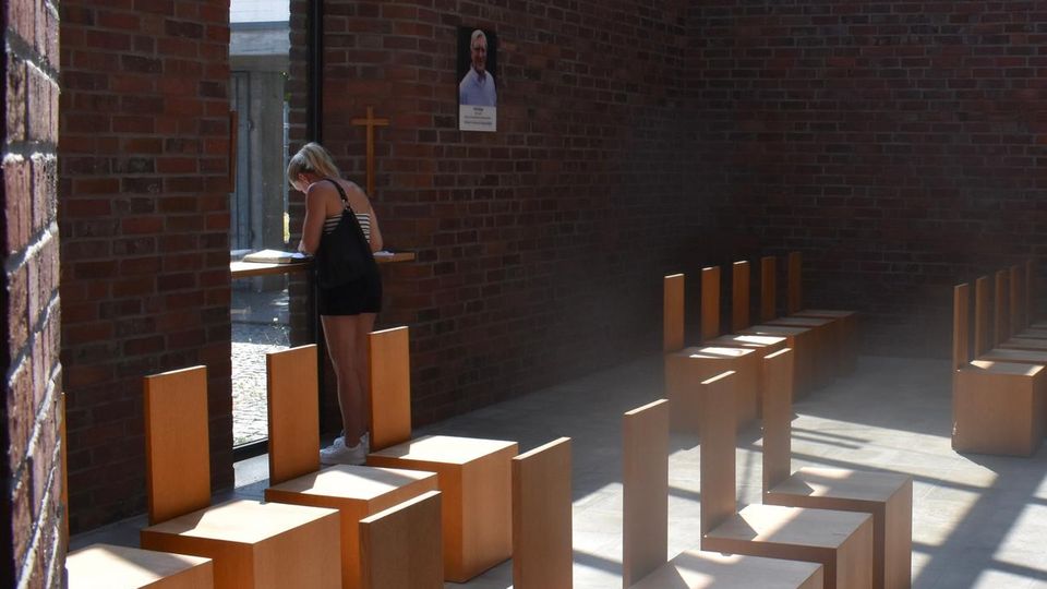 Besucherin der Autobahnkirche Medenbach verewigt sich im Anliegenbuch