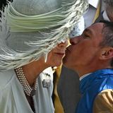 Gold-Gewinner Frankie Dettori drückte Königin Camilla bei der Siegerehrung einen Kuss auf die Wange. 